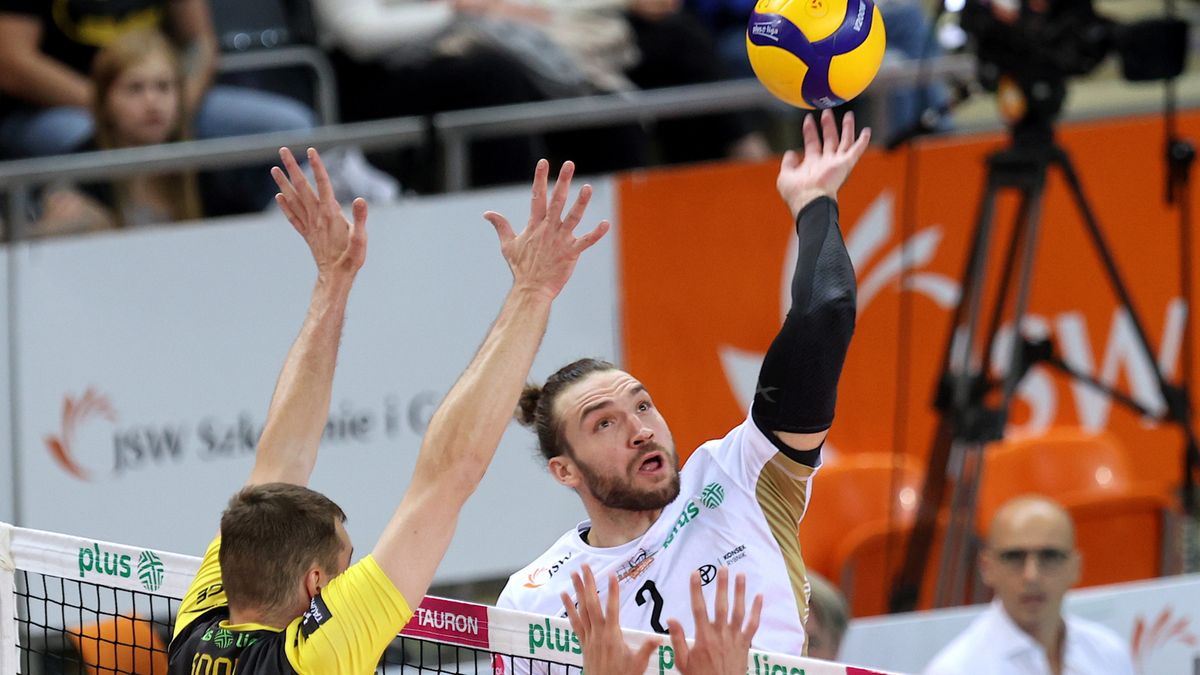 PAP / Andrzej Grygiel / Na zdjęciu: siatkarz Jastrzębskiego Węgla Jan Hadrava (z prawej) i Dick Kooy (z lewej) z PGE Skry Bełchatów 