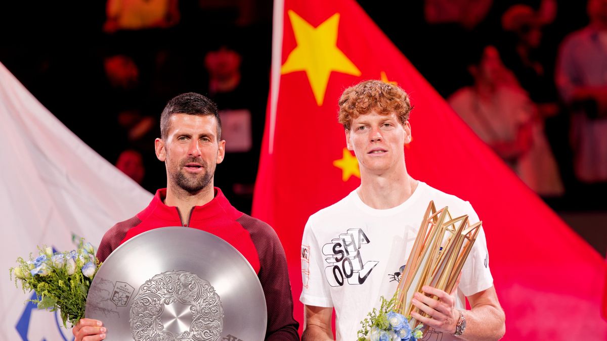 PAP/EPA / Alex Plavevski / Na zdjęciu: Novak Djoković (z lewej) i Jannik Sinner, finalista i mistrz Shanghai Rolex Masters 2024