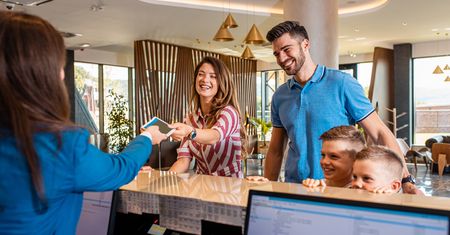 Wybierasz się do hotelu? Musisz udowodnić, że dziecko jest Twoje
