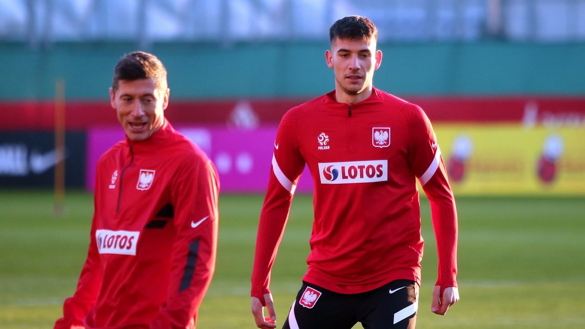 WP SportoweFakty / Mateusz Czarnecki / Na zdjęciu od lewej: Robert Lewandowski i Jakub Moder