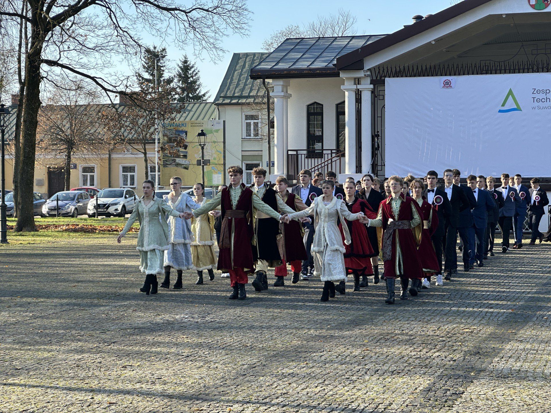 Poloneza dla Niepodległej zatańczyli uczniowie ZST w Suwałkach