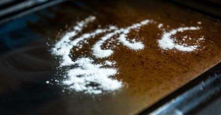 Kosztuje mniej niż 2 złote i jest niezbędna w każdej kuchni. Posyp szybę piekarnika, a brud sam się rozpuści
