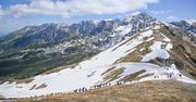 Zakopane: Kolej na Kasprowy Wierch wznowiła kursowanie. Na szczycie słońce, śnieg i szybowce