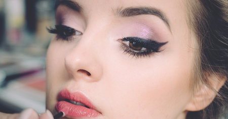 Jak malować oczy kredką - rodzaje kredek, eyeliner, jak używać kredki, a jak eyelinera?