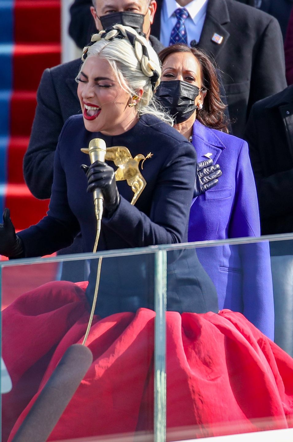 Lady Gaga w kolorach amerykańskiej flagi śpiewa hymn na zaprzysiężeniu Joe Bidena