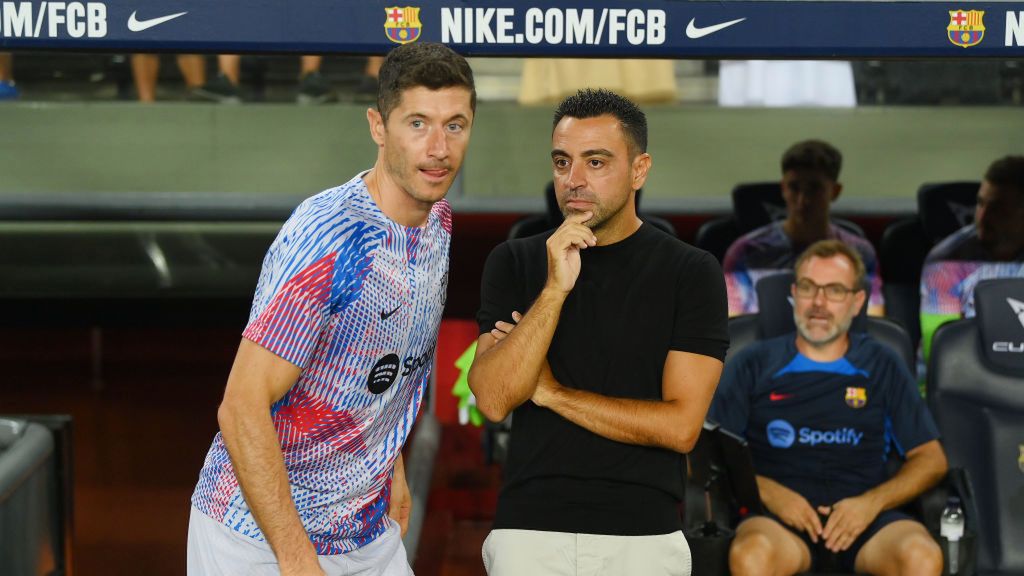 Getty Images / David Ramos / Na zdjęciu: Xavi i Robert Lewandowski