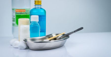 Nadtlenek wodoru, czyli woda utleniona - właściwości, zastosowanie w medycynie i kosmetyce