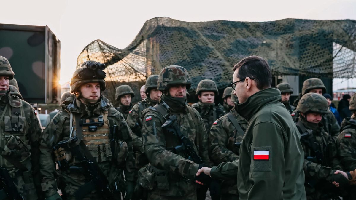 Zdjęcie okładkowe artykułu: PAP / Adam Guz/KPRM / Na zdjęciu: Premier Mateusz Morawiecki podczas spotkania z żołnierzami oraz funkcjonariuszami służb biorących udział w zabezpieczaniu polskiej granicy z Białorusią