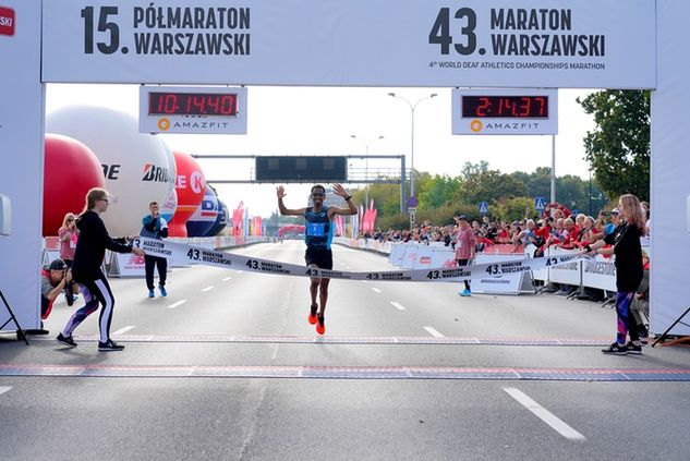 Zwycięzcą biegu na królewskim dystansie został Shegumo Yared, pokonując dystans 42 km 195 m w 02:14:37.