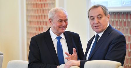 Ministrowie ujawniają majątki. Kowalczyk wierny Toyocie, Adamczyk woli Volkswagena