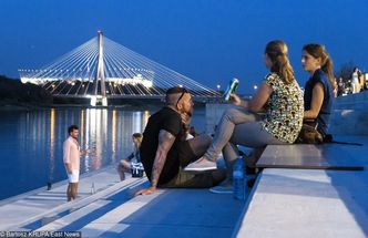 Chcesz pracować "tylko" 8 godzin? Jesteś roszczeniowy. Czyli kapitalizm nad Wisłą jak disco polo [FELIETON]