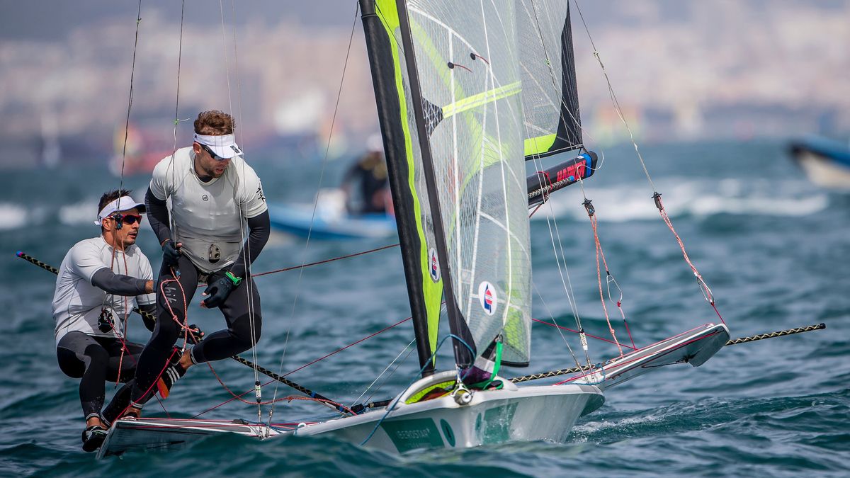 Zdjęcie okładkowe artykułu: Materiały prasowe / Jesus Renedo / Sailing Energy / Trofeo Princesa Sofia Iberostar / Na zdjęciu: Łukasz Przybytek (z lewej) i Paweł Kołodziński (z prawej) na jachcie olimpijskiej klasy 49er