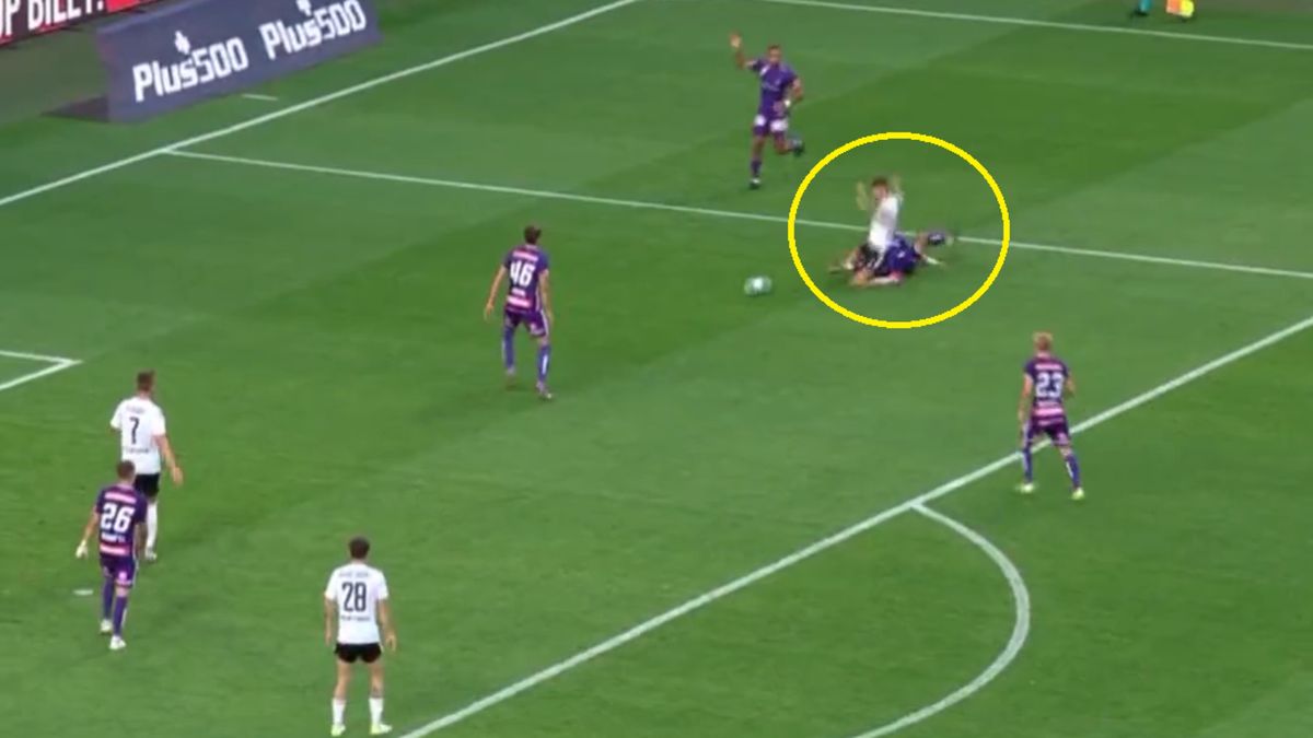 Twitter / Na zdjęciu: kontrowersyjna sytuacja w meczu Legii Warszawa z Austrią Wiedeń