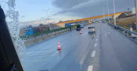 Utrudnienia na obwodnicy Lublina. Seat uderzył w bariery energochłonne
