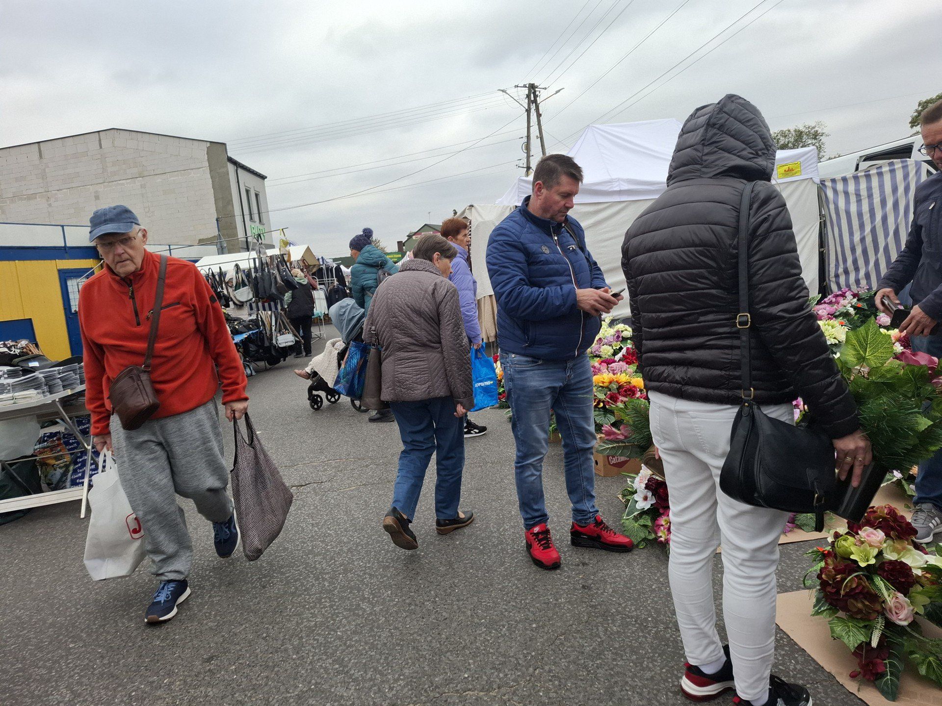 Pierwsza sobota października na targowisku miejskim. W sprzedaży wiązanki