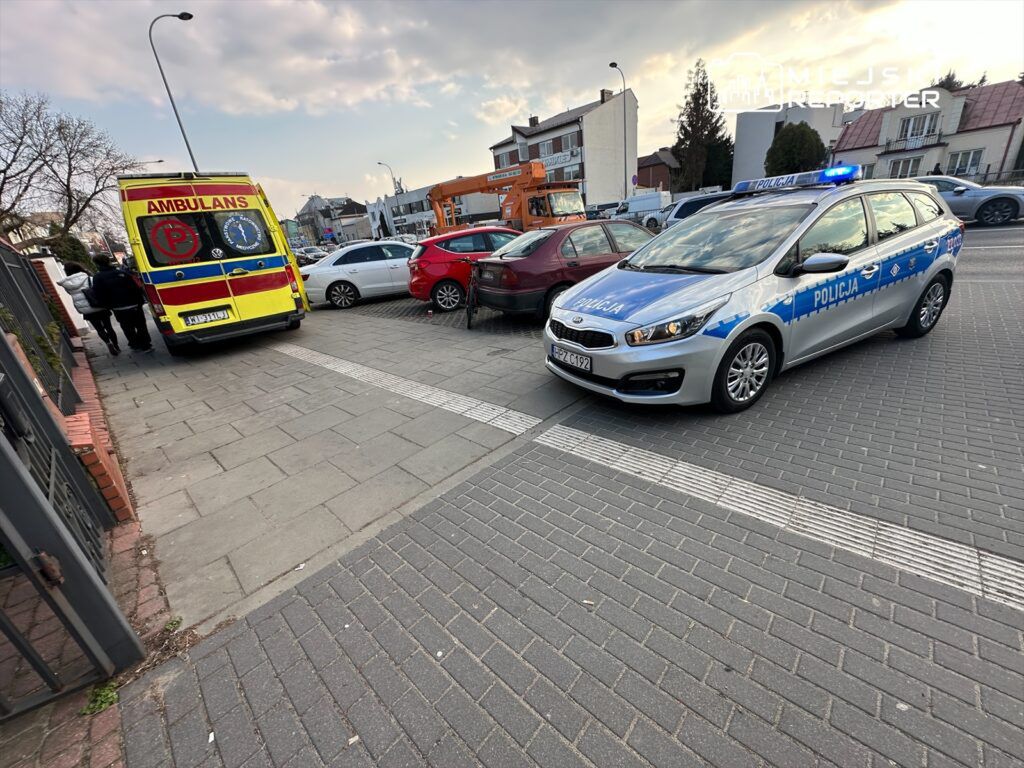 Rowerzysta „po spożyciu” przewrócił się na auto. Trafił do szpitala