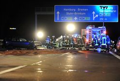 Niemcy. Ciężarówka z winem uderzyła w bariery. Stanęła w ogniu