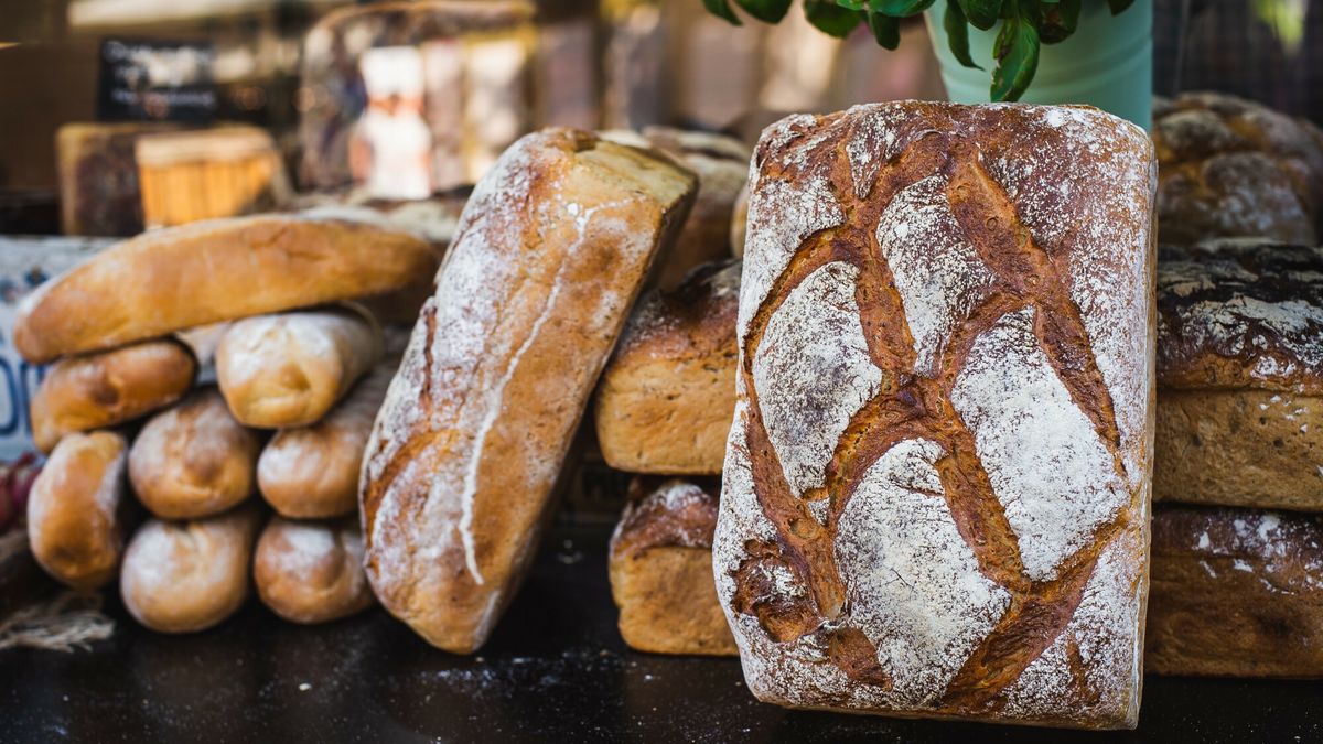 Jarmark ?wietego Dominika w Gda?sku15.08.2020 - Gdansk, Jarmark Swiego Dominika n/z Chleb Wiejski na zakwasie. Bochenek Chleba, Piekarnia, Piec Chleb Wies Swojski Maka   |  Fot. Karol Makurat/REPORTERKarol Makurat/REPORTER