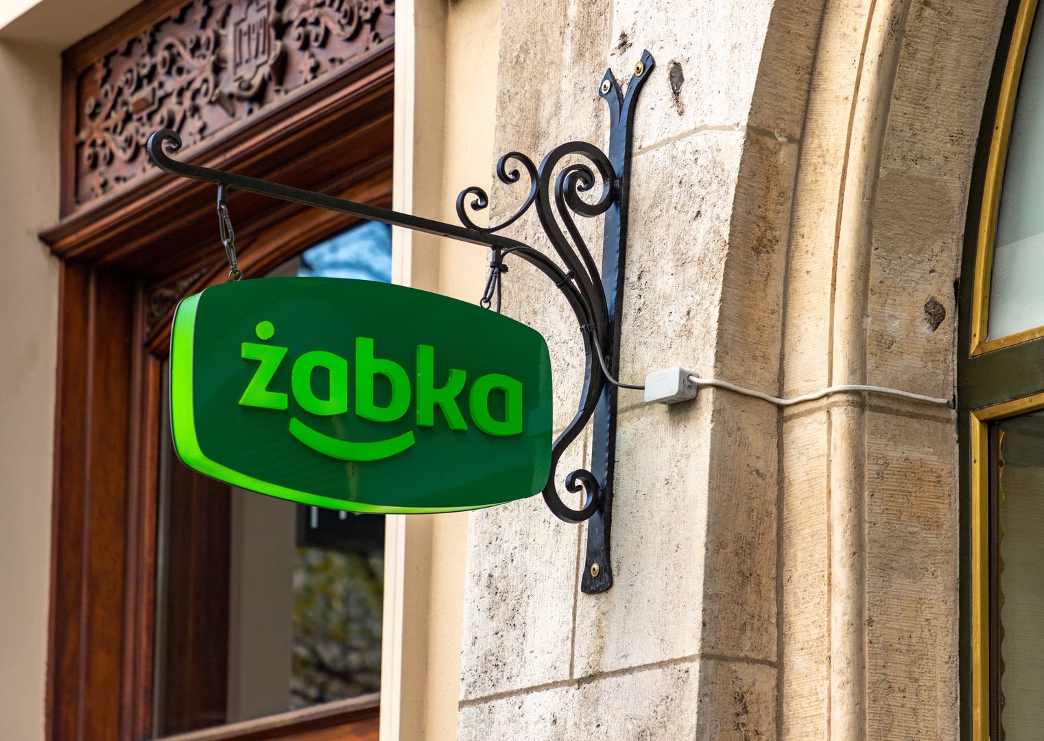 Granat w sklepie Żabka. Saperzy i policja w akcji