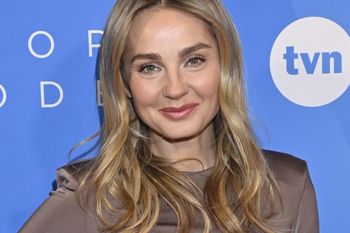 Włożyła opiętą kreację. Wszyscy patrzyli tylko na nią