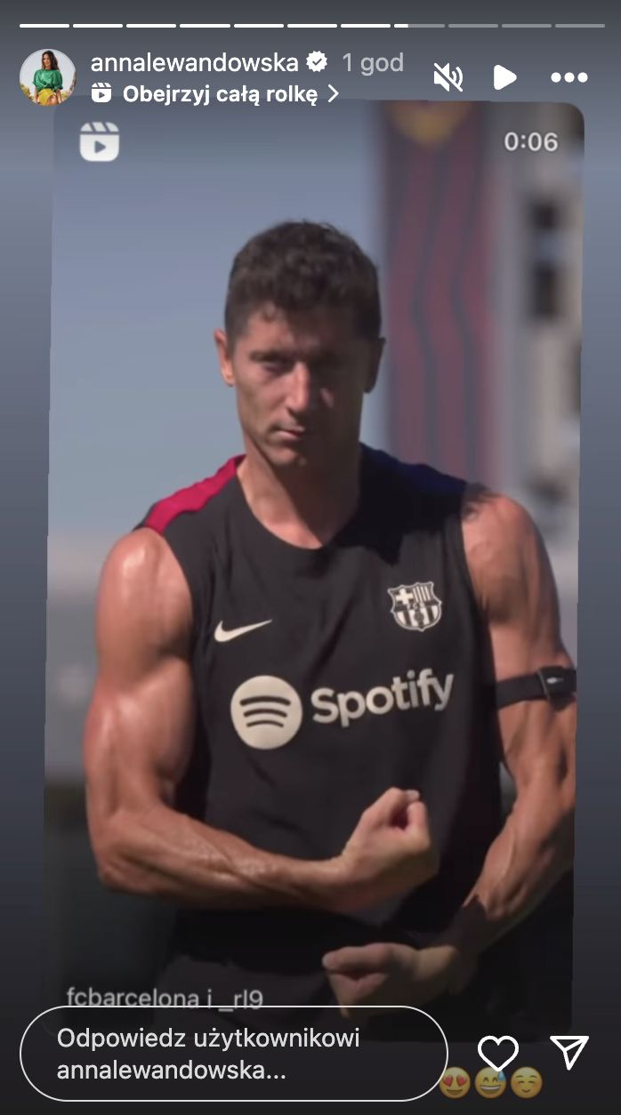 Robert Lewandowski pokazuje mięśnie do kamery