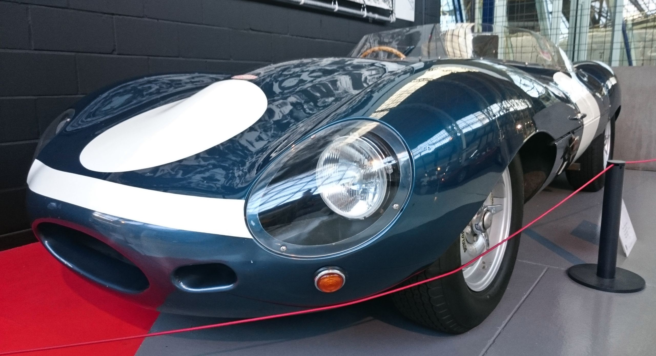 Jaguar D-Type 1954. 6cyl silnik o pojemności 3442cc, około 250KM i 875kg wagi