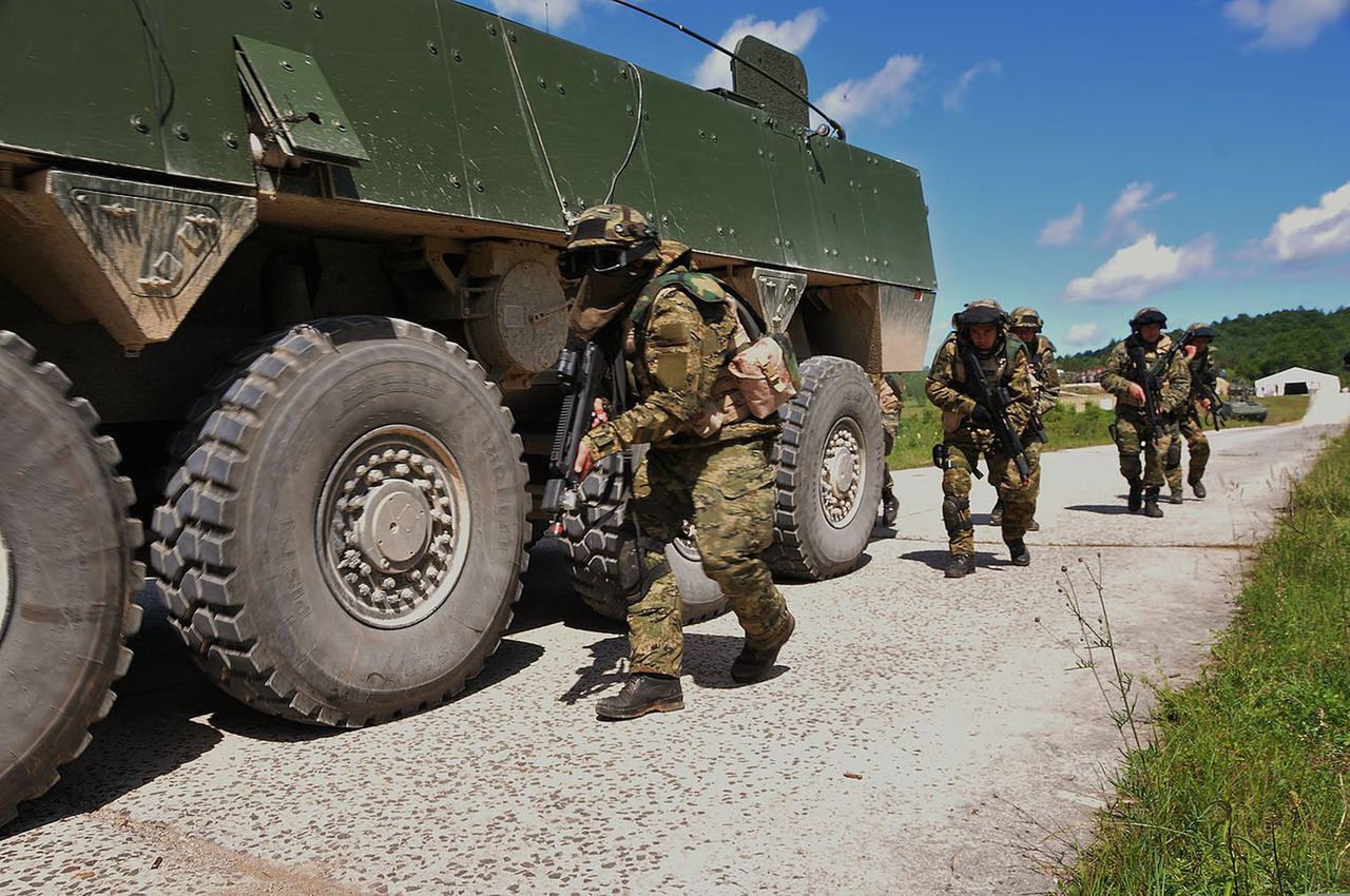 Chorwaccy żołnierze podczas ćwiczeń z transporterami opancerzonymi Patria AMV, zdjęcie ilustracyjne