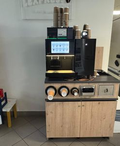 Komu przeszkadza kawa w automatach i dlaczego Polacy płacą tak dużo za plastikowe kubki? Rada Przedsiębiorców apeluje o rozsądek i zmiany w prawie