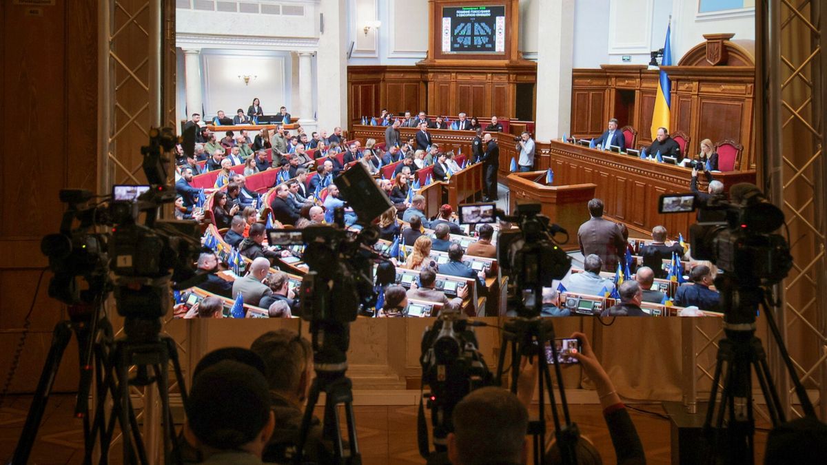 Rada Najwy?sza Ukrainy ratyfikowa?a umow? z USA o minera?ach
Broadcast of the Verkhovna Rada of Ukraine session, which voted to ratify the agreement on the establishment of a joint investment fund between Ukraine and the United States, at the parliamentary press center, Kyiv, Ukraine, on May 8, 2025 (Photo by Yevhen Kotenko/Ukrinform)
Yevhen Kotenko