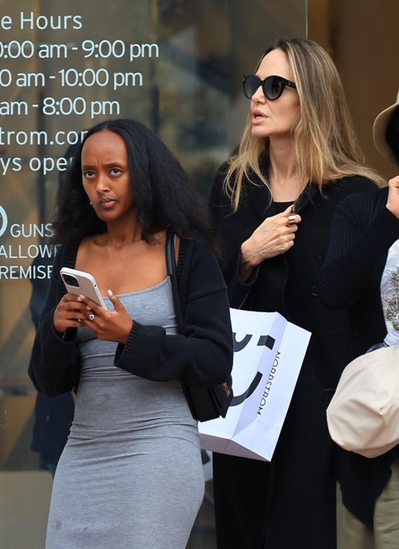 Angelina Jolie "caught" in the city with her daughter