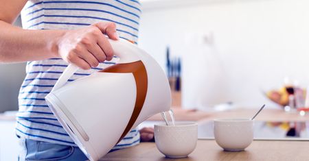 Jak wyczyścić czajnik z kamienia? Modele czajników do 150 zł