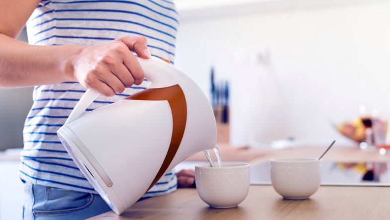 Żeby przedłużyć żywotność czajnika, należy go regularnie odkamieniać
