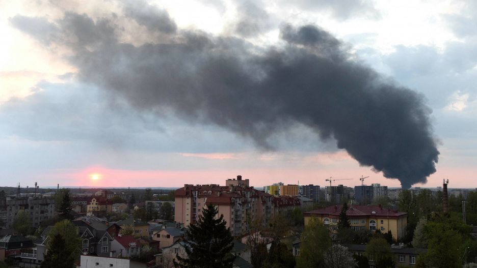 Wojna w Ukrainie - sytuacja we LwowieDark smoke rises following an air strike in the western Ukrainian city of Lviv, on May 3, 2022. (Photo by Yuriy Dyachyshyn / AFP)YURIY DYACHYSHYN
