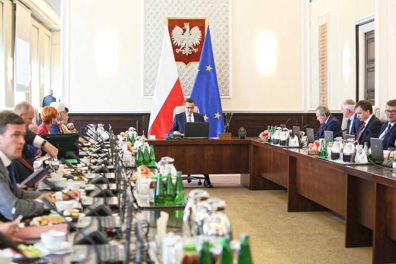 Rządowy projekt budżetu na przyszły rok to krok w dobrą stronę, ale zbyt wolny - ocenia ekonomista Stanisław Gomułka