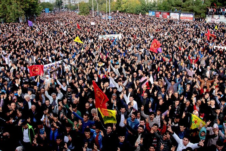 Sytuacja w Turcji. Kurdowie manifestują, by wyrazić solidarność z oblężonym Kobane