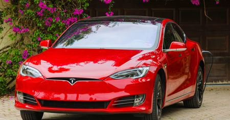 Tesla podatna na nowy atak. Wystarczą 2 sekundy, aby ukraść samochód
