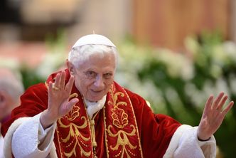Benedykt XVI: Jan Paweł II jest święty, ale...