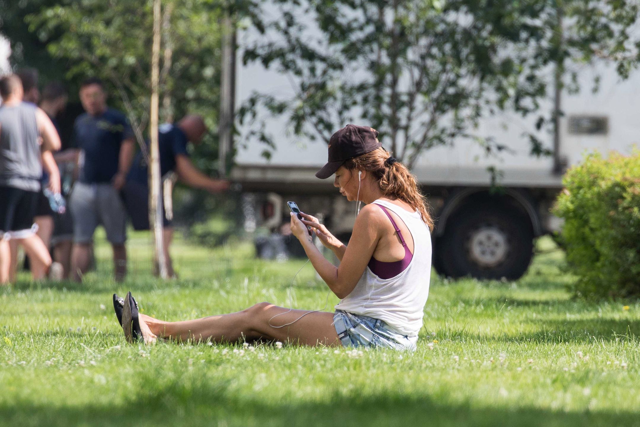 Edyta Górniak w szortach siedzi na trawie. Gwiazda przyłapana przez paparazzi