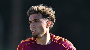 Partnerkę i matkę zamknęli w pokoju. Gwiazdora zmusili do klęczenia