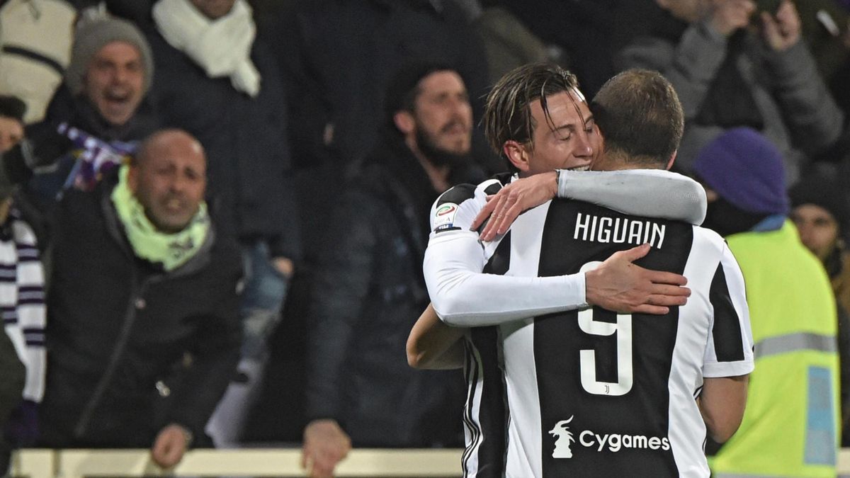 Federico Bernardeschi i Gonzalo Higuain cieszą się z gola