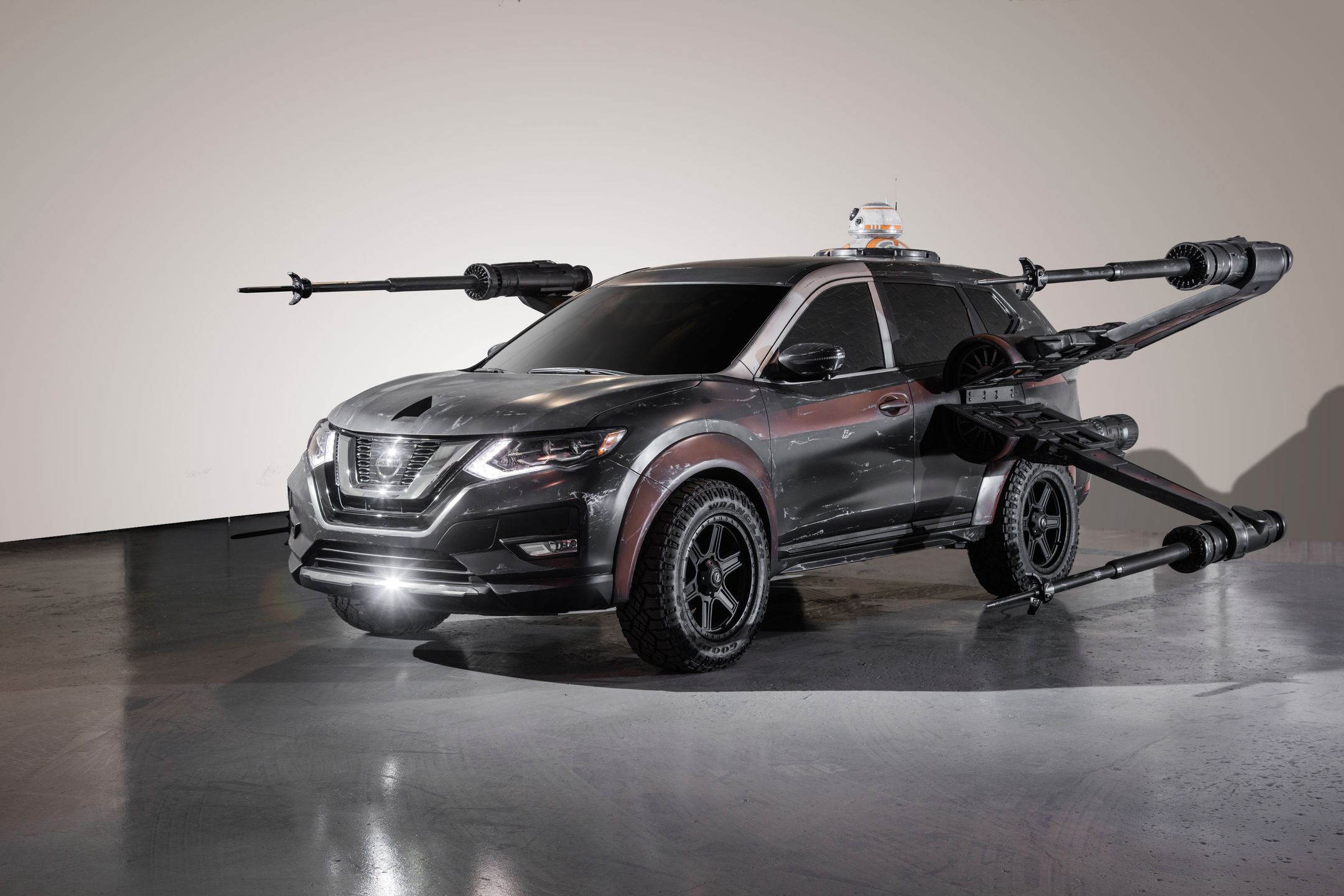 Przejdźmy do sił Ruchu oporu. Tutaj stawkę otwiera Nissan Rogue.