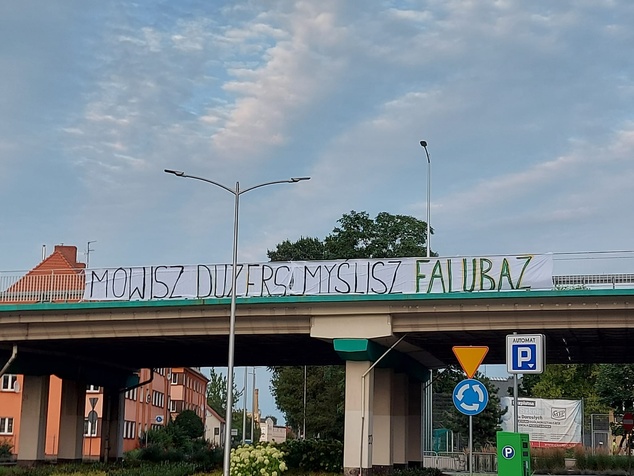 Fanii îl conving pe Dodik să rămână (Imagine: Facebook)