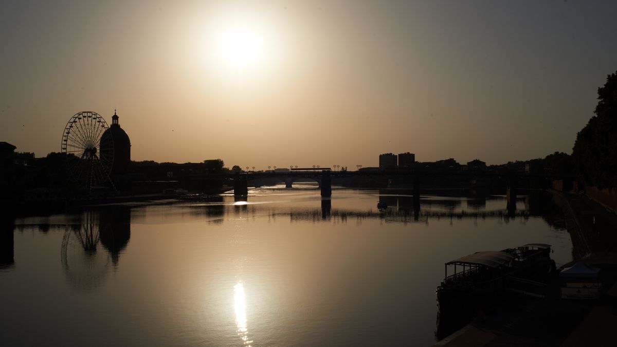 Toulouse and its river, the Garonne, bake under an oppressive heat. France suffocates under its second heatwave of the year. In Toulouse, France, on August 12, 2025, temperatures reach 41.5?C. This heatwave is remarkable for its intensity: numerous departments are on 'red alertness heatwave'. Streets are empty during the hottest hours. Some temperature records are and will be broken during this heatwave, especially in the southwest. France is 8 to 15?C above normal temperatures for August. This heatwave is due to a phenomenon in omega where a drip of hot air is blocked by fresh air. Nearly all departments, such as Haute-Garonne (Toulouse), are placed on red alert heatwave, and sixteen are placed on orange alert. This heatwave comes at the same time climate experts say limiting global warming to +1.5?C won't be achievable as agreed in 2015 during the COP21 in Paris. All of southern Europe bakes under unusually hot temperatures. (Photo by Alain Pitton/NurPhoto via Getty Images)