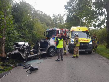 Bartoszyce: Koszmarny wypadek. Zginął 30-latek i niemowlę, matka i drugie dziecko są ranni
