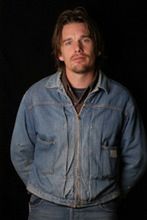 Ponury Ethan Hawke