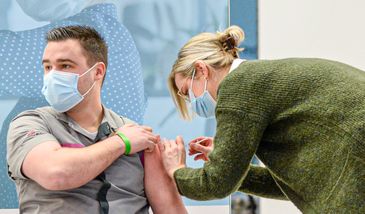 Koronawirus. Szczepionka na COVID-19 firmy Moderna dopuszczona do obrotu