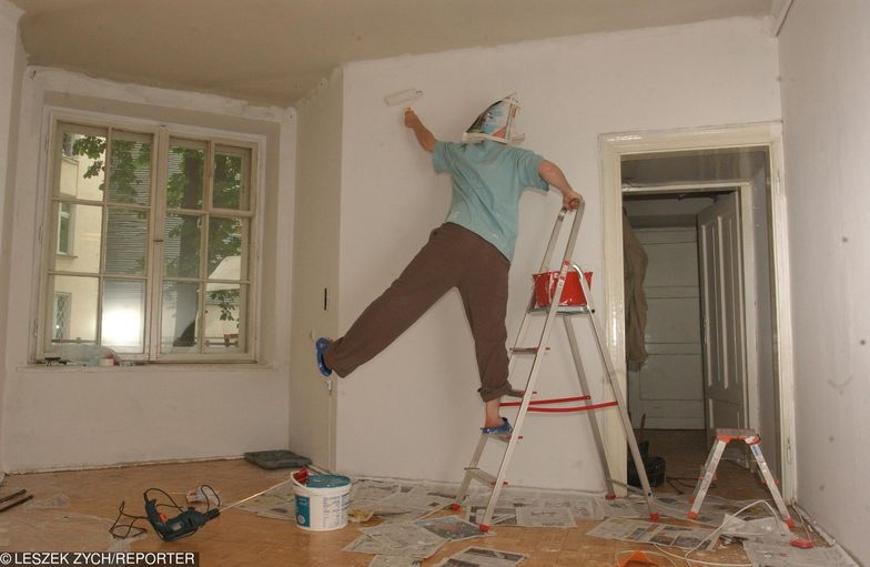 W dużych polskich miastach jak Warszawa, Wrocław czy Poznań, bardzo trudno znaleźć fachowców, którzy mogliby służyć nam pomocą przy drobnym domowych remontach.