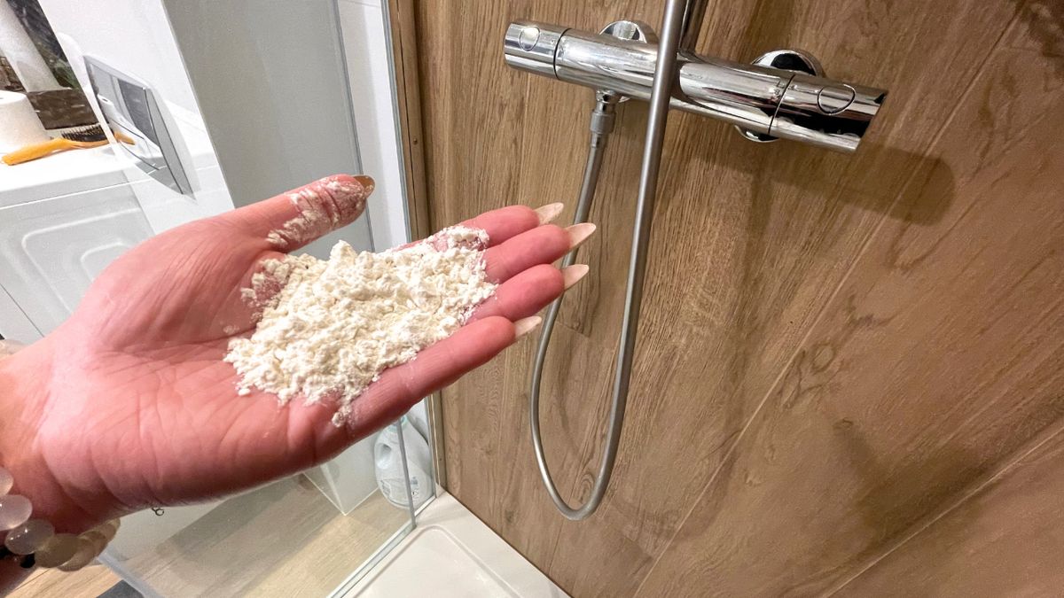 Proszek do pieczenia wysypany pod prysznicem