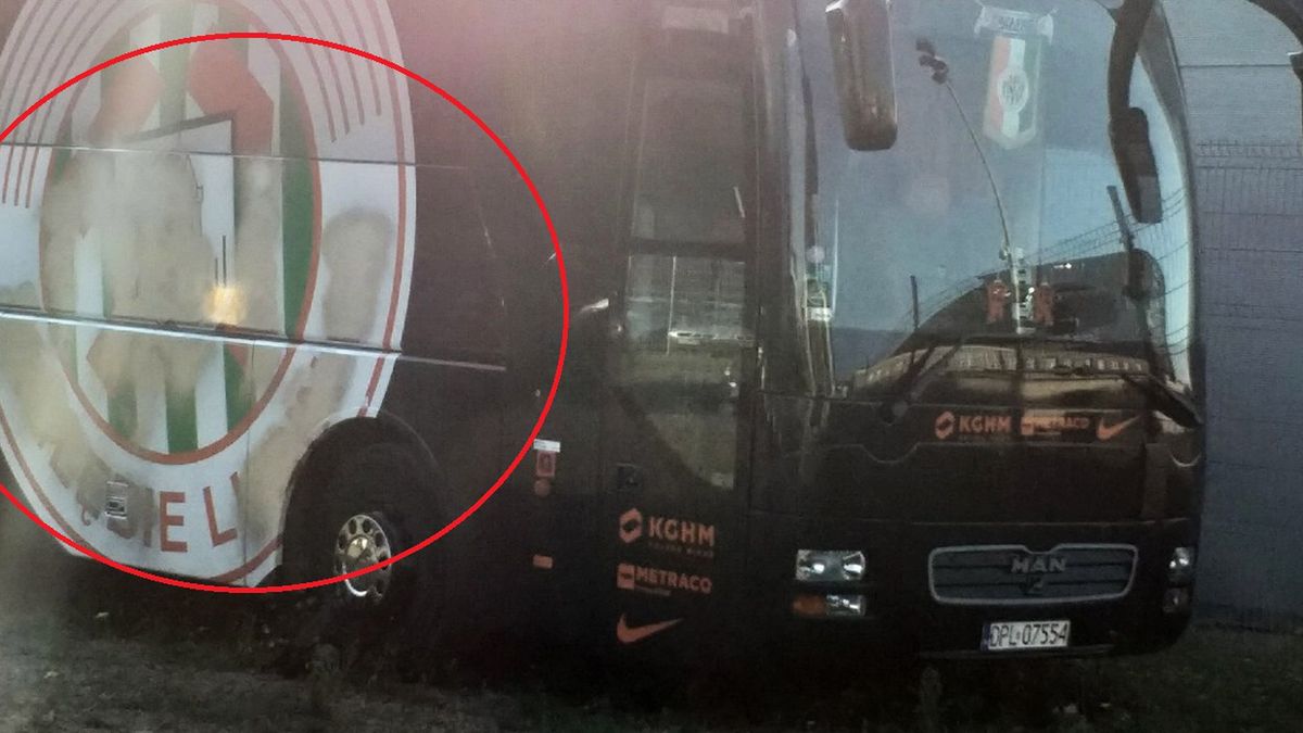 Zdjęcie okładkowe artykułu: Facebook / StadionowiOprawcy.net / Zniszczony autokar Zagłębia Lubin