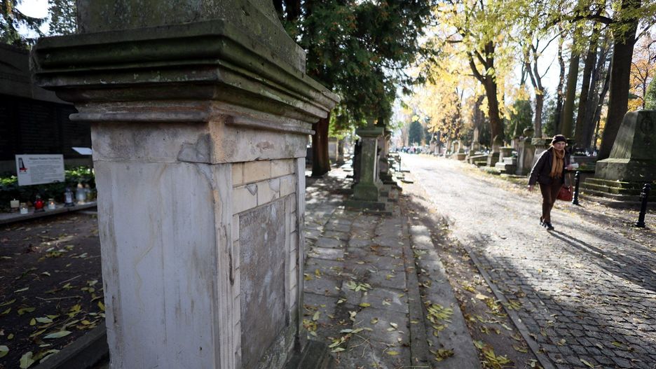 Od piątku do niedzieli nie sposób będzie się na nią nie natknąć - w godz. 8-18 na lubelskich cmentarzach przeprowadzona zostanie kwesta na odnowienie zabytkowych nagrobków. Sprawdziliśmy, które pomniki na Lipowej odzyskają dawny blask.